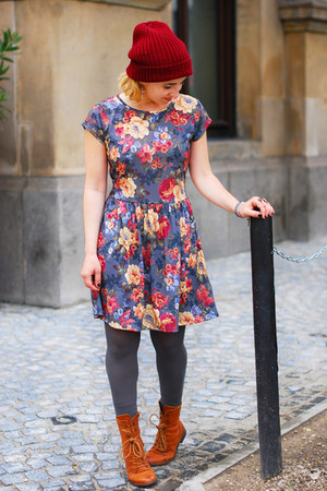 floral c&a dress - maroon beanie asos hat