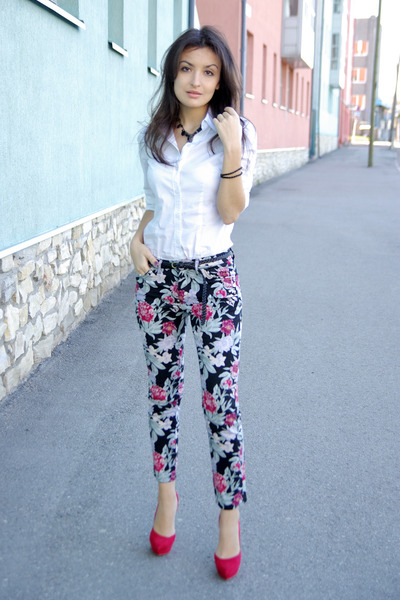 Floral-print-lindex-jeans-white-h-m-shirt-ruby-red-bershka-heels_400
