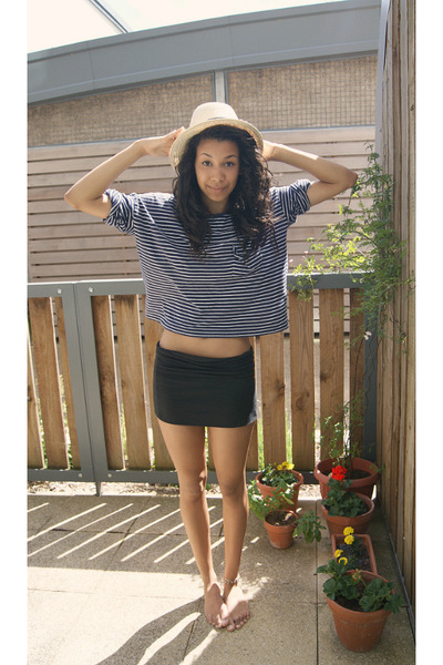 Anbefalinger til dig The black skirt is an essential piece in every cool girls wardrobe. With new season midi, pencil & A-line black skirts we've got your summer look covered.