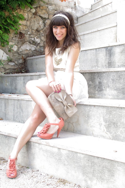 Carrot Orange Hm Shoes, White The Scarlet Room Dresses, Tan Top ...